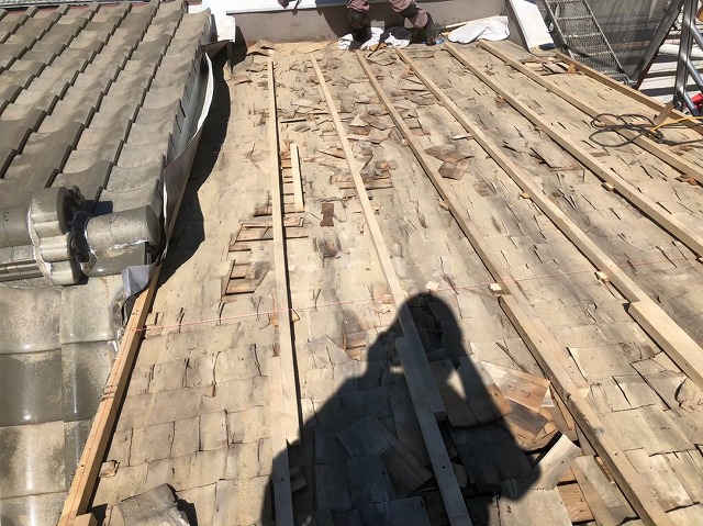 不陸調整で平な屋根面